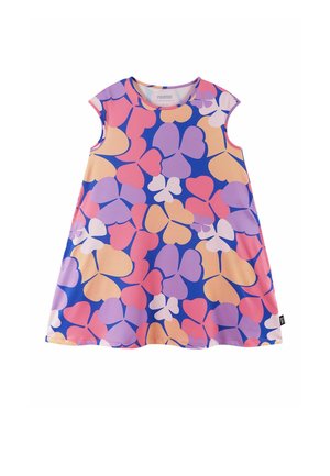 Sukienka bez rękawów o kroju A z okrągłym dekoltem, z wyrazistym kwiatowym wzorem w fioletach, różach, brzoskwini i bieli na niebieskim tle.