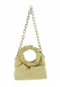 Sac à main beige clair avec un design froncé, haut arrondi et anse chaîne dorée. Fabriqué en matériau doux, avec une texture lisse et sans motifs supplémentaires.