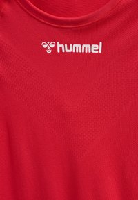Rode sportshirt met een gestructureerd patroon, ronde halslijn en Hummel-logo in het wit in het midden. Ademend stofontwerp.
