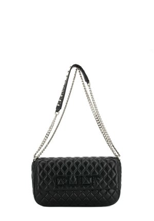 Borsa a tracolla in pelle nera trapuntata con tracolla in catena argentata e logo "CULT" in rilievo sulla patta anteriore.