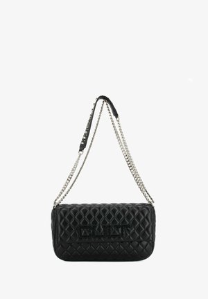 Borsa a tracolla in pelle nera trapuntata con tracolla in catena argentata e logo "CULT" in rilievo sulla patta anteriore.