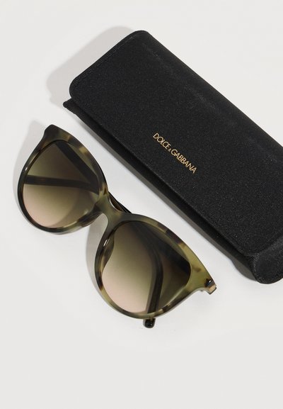 Υπερμεγέθη γυαλιά ηλίου με σκελετό σε μοτίβο χελώνας και καφέ βαθμωτούς φακούς δίπλα σε μαύρη θήκη προστασίας με λογότυπο Dolce & Gabbana.