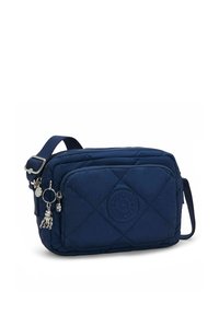 Borsa a tracolla trapuntata blu navy con tracolla regolabile, hardware in argento e charm decorativi. Presenta scomparti con zip per lo stoccaggio.