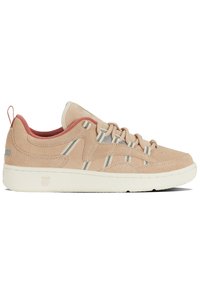 Sneaker in suede beige con suola in gomma bianca, strisce decorative grigie e un interno rosa a contrasto, dotata di una linguetta sul retro.