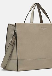 Beige Leder-Totebeutel mit einer strukturierten Form, oberen Griffen und einem abnehmbaren Schultergurt. Besitzt ein dezentes Logo auf der Vorderseite.