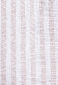 Tissu tissé rayé brun clair et blanc avec une texture visible et des fils créant un motif vertical.