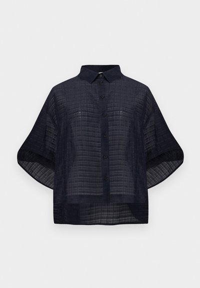 Κοντομάνικο πουκάμισο σε ναυτικό μπλε χρώμα με διακριτικό καρό σχέδιο και μυτερό γιακά.
