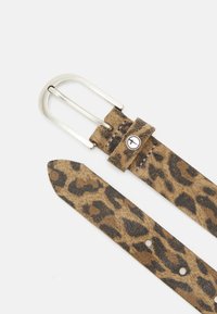 Opasek s leopardím vzorem vyrobený z texturované béžové kůže s černými skvrnami, s kovovou stříbrnou sponou a nastavitelným hrotem pro přizpůsobení.