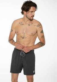 Costumi da bagno uomini grigio scuro con cintura elastica, cordino bianco, tasca laterale e accento logo sulla gamba sinistra.