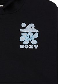 Sudadera negra con un gráfico azul claro de un nadador sobre un diseño de flores y el texto "ROXY" en letras gruesas. Material textil suave.