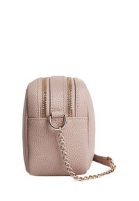 Borsa in pelle rosa a forma di rettangolo arrotondato. Due cerniere dorate, una tracolla a catena e una superficie testurizzata. Design compatto.