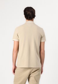 Tommy Hilfiger REGULAR FIT - Polo shirt - sandalwood