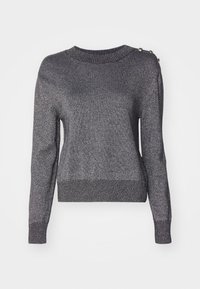 Pull gris métallique avec des manches longues, un col rond à côtes et des accents de boutons décoratifs sur une épaule. Texture lisse avec un léger éclat.