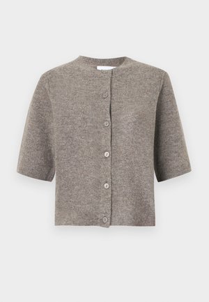 Cardigan à manches courtes en tissu tricoté marron clair, avec un col rond et six boutons sur le devant. Texture douce, design simple.