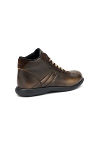 Scarpa alta in pelle marrone con un accento in suede, texture liscia, suola nera piatta e lacci neutri. Linee di design prominenti sul lato.