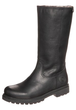 Stivale nero in pelle a metà polpaccio con suola in gomma carrarmato, punta tonda, dettagli di cucitura e un piccolo logo circolare in rilievo vicino al tallone.