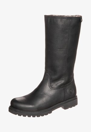 Schwarzer Lederstiefel bis zur Mitte der Wade mit Gummisohle, rundem Zehenbereich, Ziernähten und kleinem, geprägtem rundem Logo nahe der Ferse.