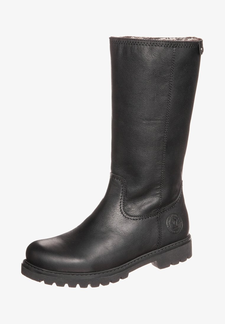 Botte mi-mollet en cuir noir avec semelle en caoutchouc à crampons, bout rond, détails de couture et petit logo circulaire embossé près du talon.