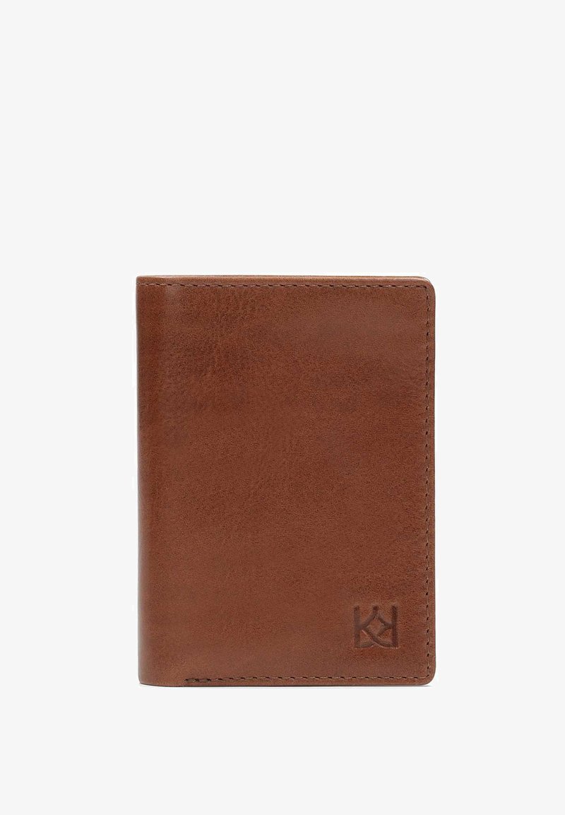Braunes Leder-Wallet mit glatter Textur, bi-fold Design und geprägt Logo in der unteren Ecke, mit sauberem Stich entlang der Kanten.