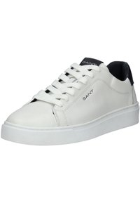 Sneaker in pelle bianca caratterizzato da una punta rotonda, lacci piatti, una suola in gomma testurizzata e un accento nero sul tallone con dettagli del logo.