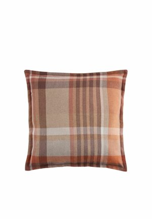 Quadratisches Kissen mit Karomuster in Brauntönen, Beige und Orange auf weißem Hintergrund.