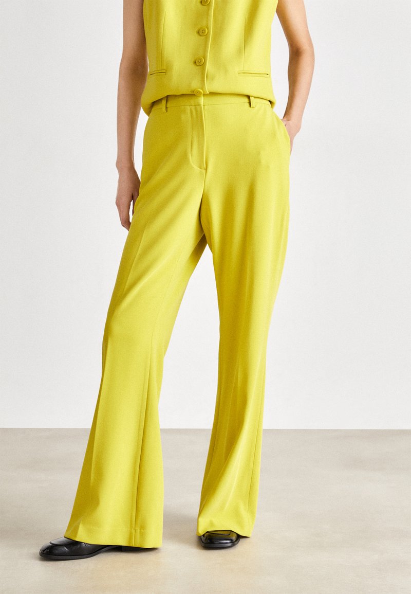 DKNY HIGH WAIST FLARE PANT - Kalhoty - citrine