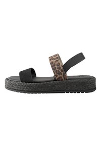Sort platformsandal med leopardprint remme og tekstureret vævet sål. Har bløde ruskind- og gummimaterialer samt justerbar ankelrem.