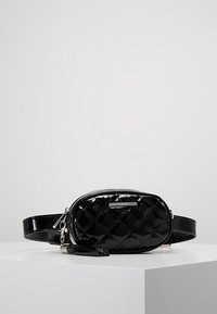 Marsupio in pelle sintetica nera lucida con design trapuntato, chiusura con zip e tracolla rimovibile. Presenta un piccolo dettaglio in metallo argento.