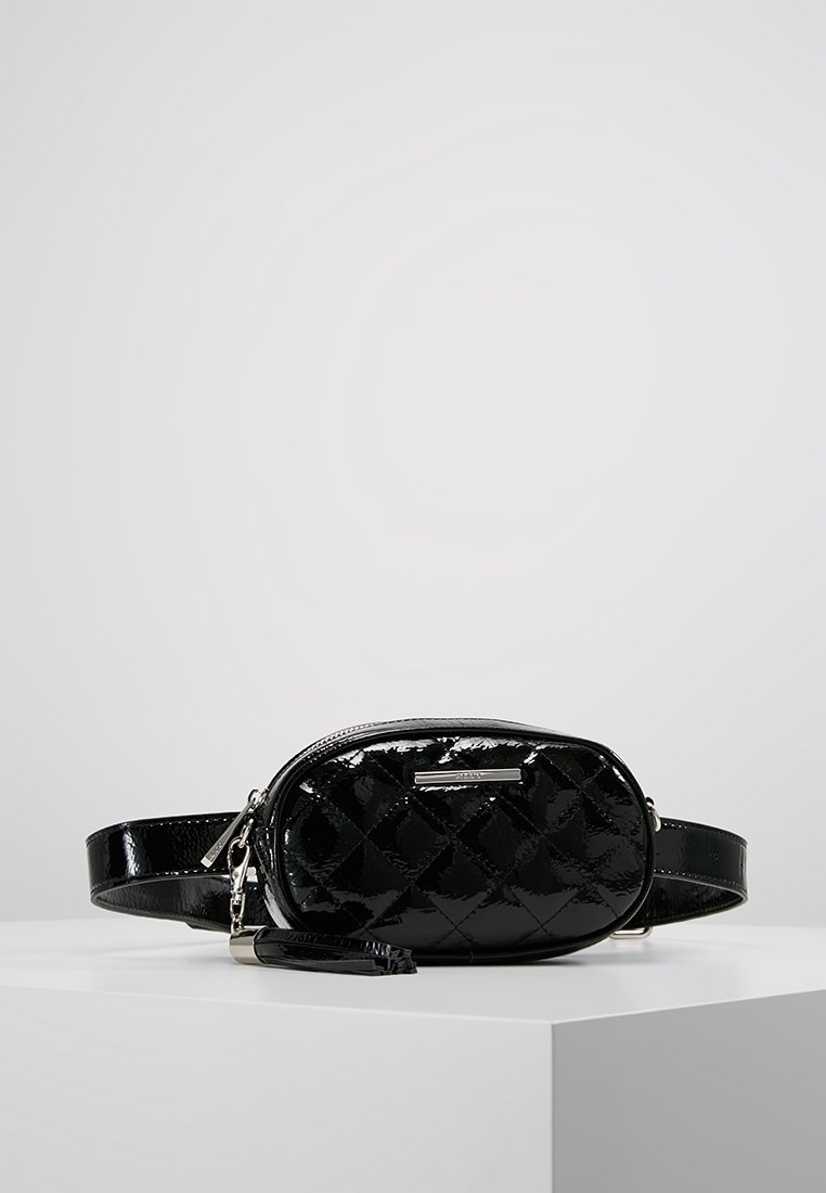 Marsupio in pelle sintetica nera lucida con design trapuntato, chiusura con zip e tracolla rimovibile. Presenta un piccolo dettaglio in metallo argento.