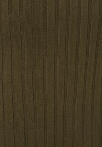 Tessuto a coste di un verde oliva con righe verticali, caratterizzato da una superficie morbida e testurizzata e da una lavorazione uniforme in tutto il tessuto.