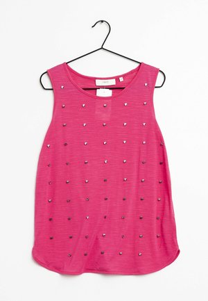 Débardeur rose sans manches en tissu doux, avec un col arrondi et des clous carrés argentés répartis de manière uniforme sur le devant.