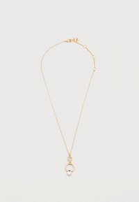 Χρυσό κολιέ με αλυσίδα που διαθέτει κυκλικό μενταγιόν με διαυγή πολύτιμη πέτρα και μεγαλύτερο ανοιχτό δακτύλιο από κάτω, προσαρτημένο με λεπτό κούμπωμα.