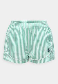 Πράσινα και λευκά κοντά σορτς με κάθετες ρίγες, ελαστική μέση, καμπυλωτό λευκό περίγραμμα και μικρό μαύρο λογότυπο στο κάτω αριστερό μέρος.