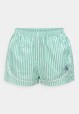 Žalios ir baltos vertikaliai dryžuotos šortai su elastinga juosmens dalimi, išlenkta balta apvada ir mažu juodu logotipu apatinėje kairėje pusėje.
