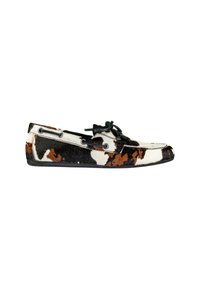 Scarpe da barca con stampa a macchie di mucca, caratterizzate da una tomaia texturizzata con una miscela di colori nero, bianco e marrone, e lacci neri. Suola in gomma per una buona aderenza.