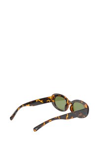 Okulary przeciwsłoneczne w oprawie w kolorze skorupy żółwia z okrągłymi soczewkami, posiadające zielone przyciemniane soczewki i gładką plastikową oprawkę. Wzór obejmuje kontrastujące pomarańczowe elementy.