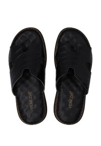 Zwarte slidesandalen met een getextureerd krokodillenpatroon. Open teenontwerp en kruisbanden. Korken voetbed met zwart leren interieur. Merklogo zichtbaar.