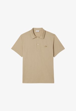 Polo beige realizzato in morbido cotone, con colletto, maniche corte e un piccolo logo ricamato sul lato sinistro del petto.