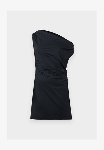 Crna haljina s jednim ramenom, s nabrano teksturom i dužinom do koljena. Izrađena od mekog materijala, s glatkom završnom obradom i minimalnim dizajnom.