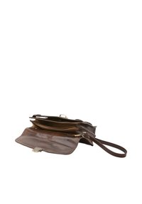 Bruine leren handtas met een gladde afwerking, voorzien van een ritsvak, meerdere binnenvakken en een polsband. Opent wijd voor gemakkelijke toegang.