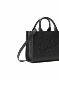 Borsa nera in pelle con testo in rilievo "Dreaming of Saint Bart", due manici corti e tracolla rimovibile. Superficie strutturata.