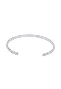 Pulsera de pulsera de metal plateado con una superficie lisa y pulida y extremos texturizados que presentan un patrón de diamante para un mejor agarre. Diseño simple y abierto.
