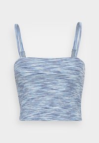 Top cropped azul claro com padrão, alças finas e um tecido suave e texturizado. O design apresenta listras em forma de onda em diferentes tons de azul.