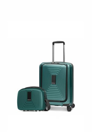 Valigia rigida verde con manico esteso e piccola borsa da viaggio abbinata, entrambe caratterizzate da un motivo a quadrati concentrici testurizzati e pannello con logo nero.