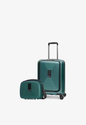 Grüner Hartschalenkoffer mit ausgezogenem Griff und passender kleiner Reisetasche, beide mit strukturiertem, konzentrischem Quadratmuster und schwarzem Logopanel.