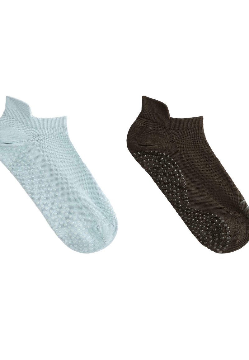 Dve dvojice krátkych ponožiek: jedny svetlomodré a jedny tmavohnedé. Obe majú textúrované dno s gumovými bodkami pre lepšiu priľnavosť. Zmes bavlny.