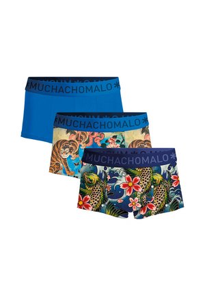 Tre paia di boxer da uomo: uno blu tinta unita, uno con una grafica di una tigre e un altro con carpe koi e fiori, tutti con una fascia in vita scura.