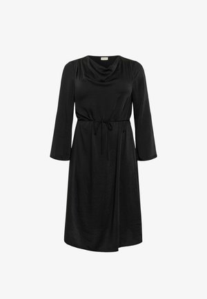 Čierne šaty s dlhým rukávom, s prehnutým výstrihom a nastaviteľným opaskom v páse. Vyrobené z hladkej, splývavej tkaniny s voľným strihom.