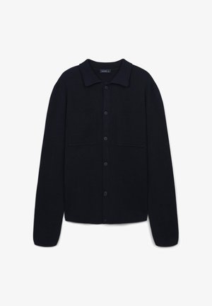 Cardigan nero con bottoni, colletto, due tasche frontali, texture a costine e vestibilità morbida. Realizzato in un morbido materiale knit.