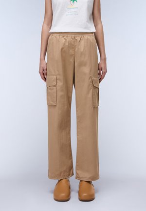 Pantaloni cargo beige con una cintura elastica, dotati di due tasche laterali, realizzati in un tessuto leggero con una superficie liscia.